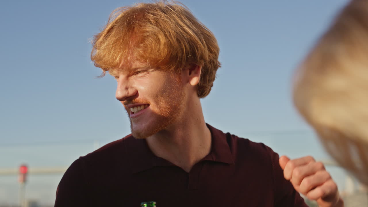 밀레니얼 세대가 여름 테라스에서 휴식을 취하는 주말 모임 가까이에서 그룹 댄스