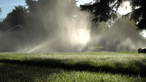 Sonnenaufgang-Durch-Sprinkleranlagen-In-Den-Vororten---Statisch