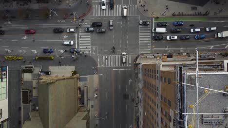 antena ancha de arriba hacia abajo tráfico de intersección de calles de la ciudad ocupada con peatones y bicicletas