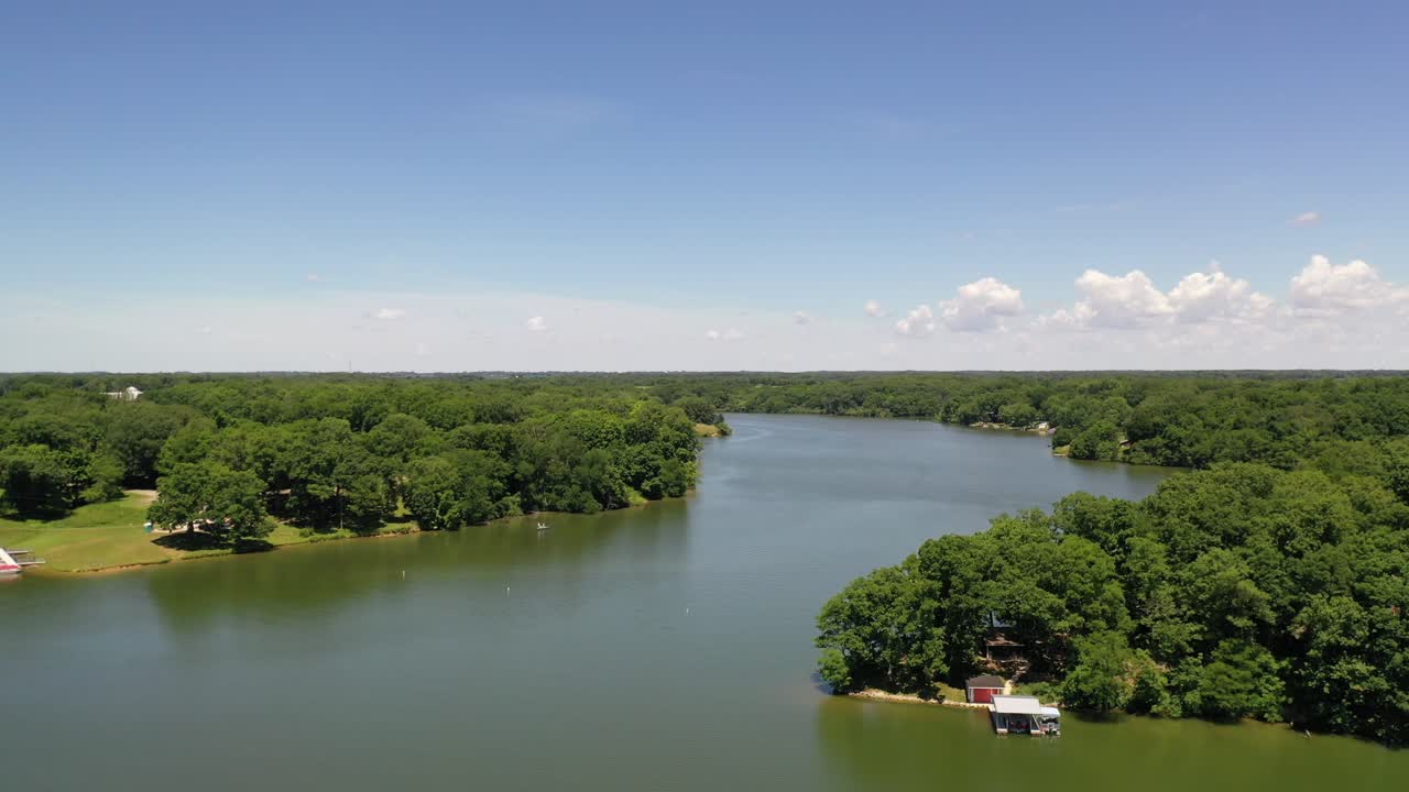 vista aérea ascendente de un lago durante la hora azul
