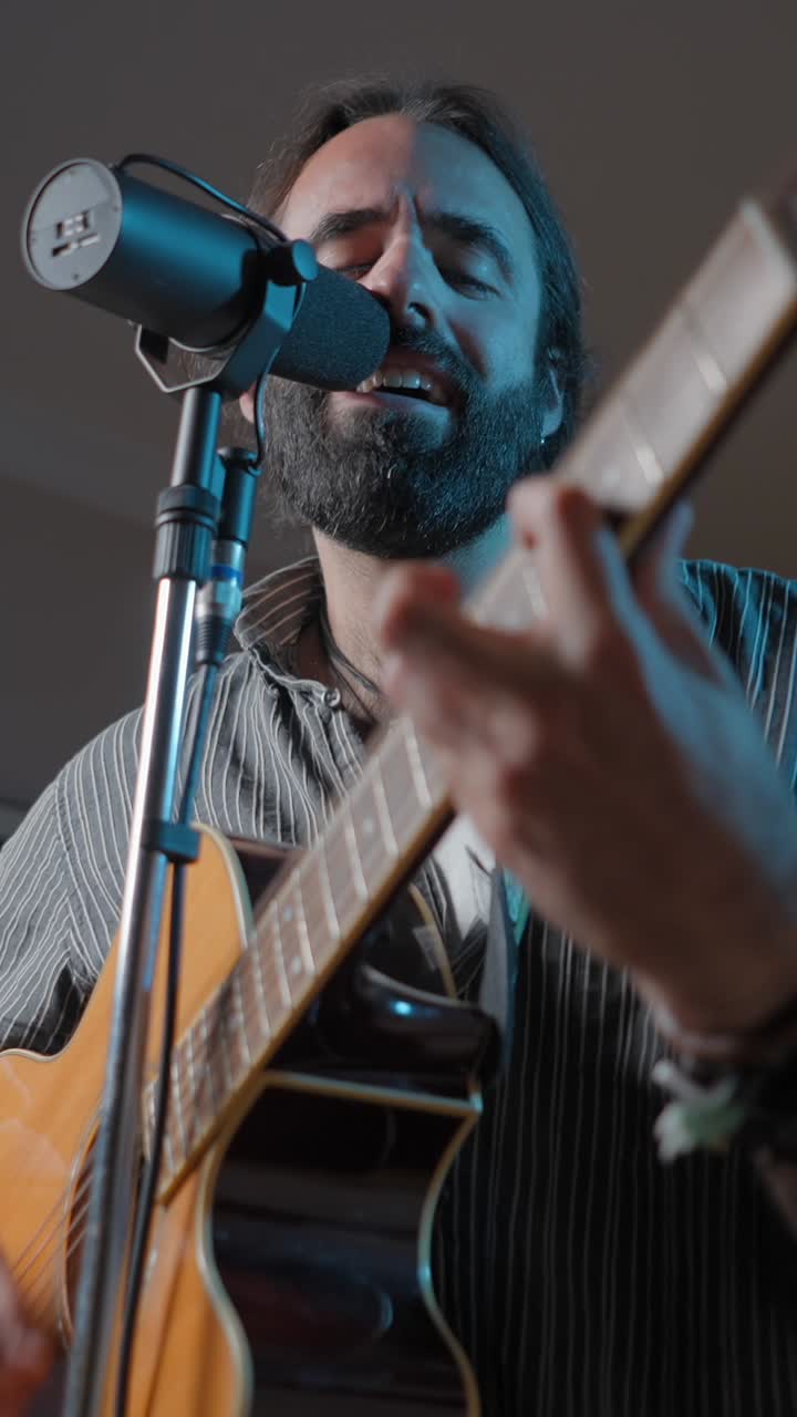 Musicista che canta e suona la chitarra acustica