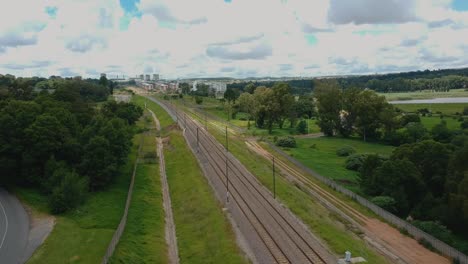 vía de tren vacía arial pan drone shot