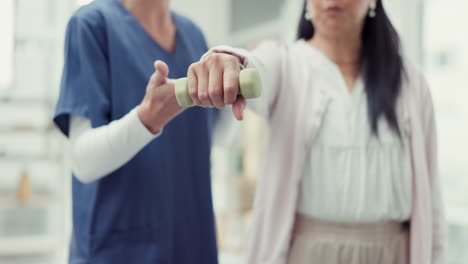mujer, paciente y fisioterapia con mancuerna
