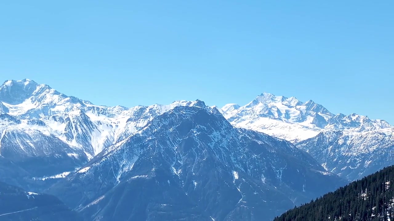 冬のスイスの山岳風景、背景にはマッターホルン。