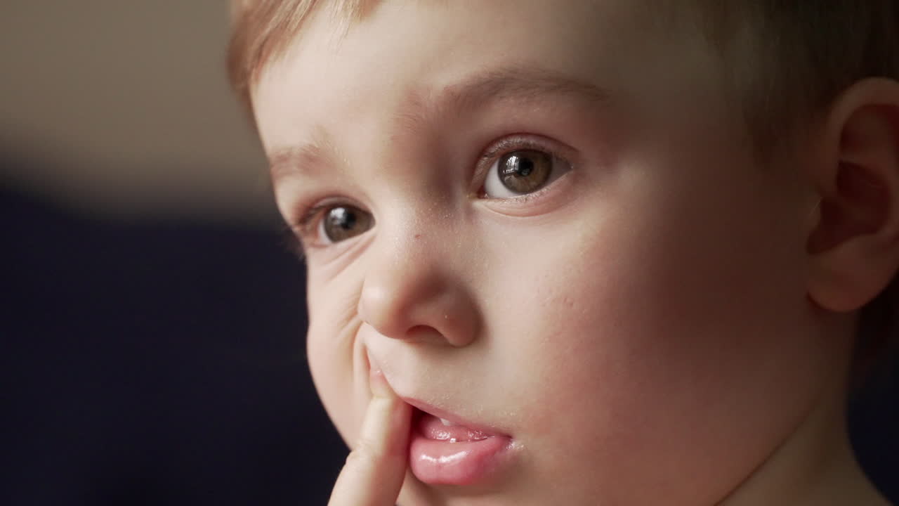 그의 얼굴에 숙고 표정으로 아기의 클로즈업 초상화