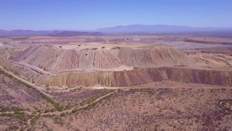 Una-Antena-Sobre-Una-Vasta-Mina-A-Cielo-Abierto-En-El-Desierto-De-Arizona