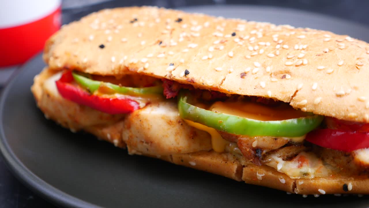 sándwich de pollo a la parrilla con queso y pimientos