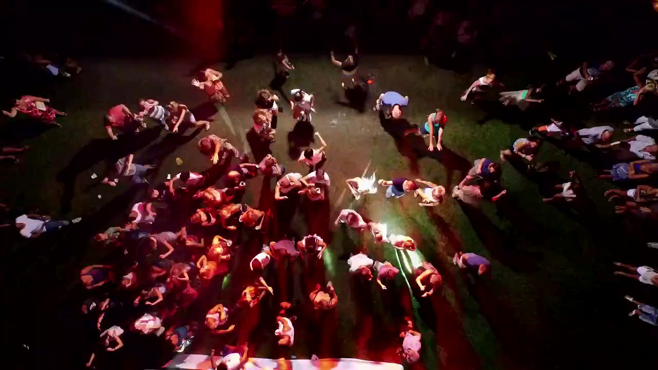 Luchtfoto van dansende menigte op nachtelijk muziekfestival
