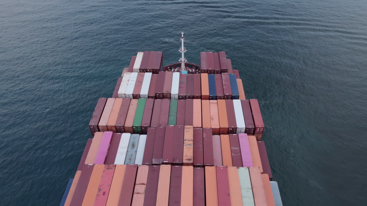 vista superior aérea de un buque de carga de contenedores cargados que viaja sobre el océano