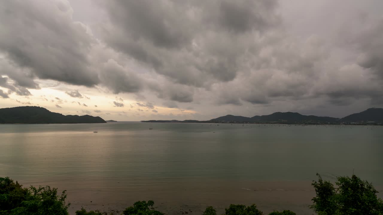 b 롤 타임스: 비가 오는 날씨에 하늘과 검은 구름, 천둥이 부는 날씨, 여름 비가 내리는 날씨, 지구 온난화 효과, 검은 천둥, 드라마틱한 4k 타임 스