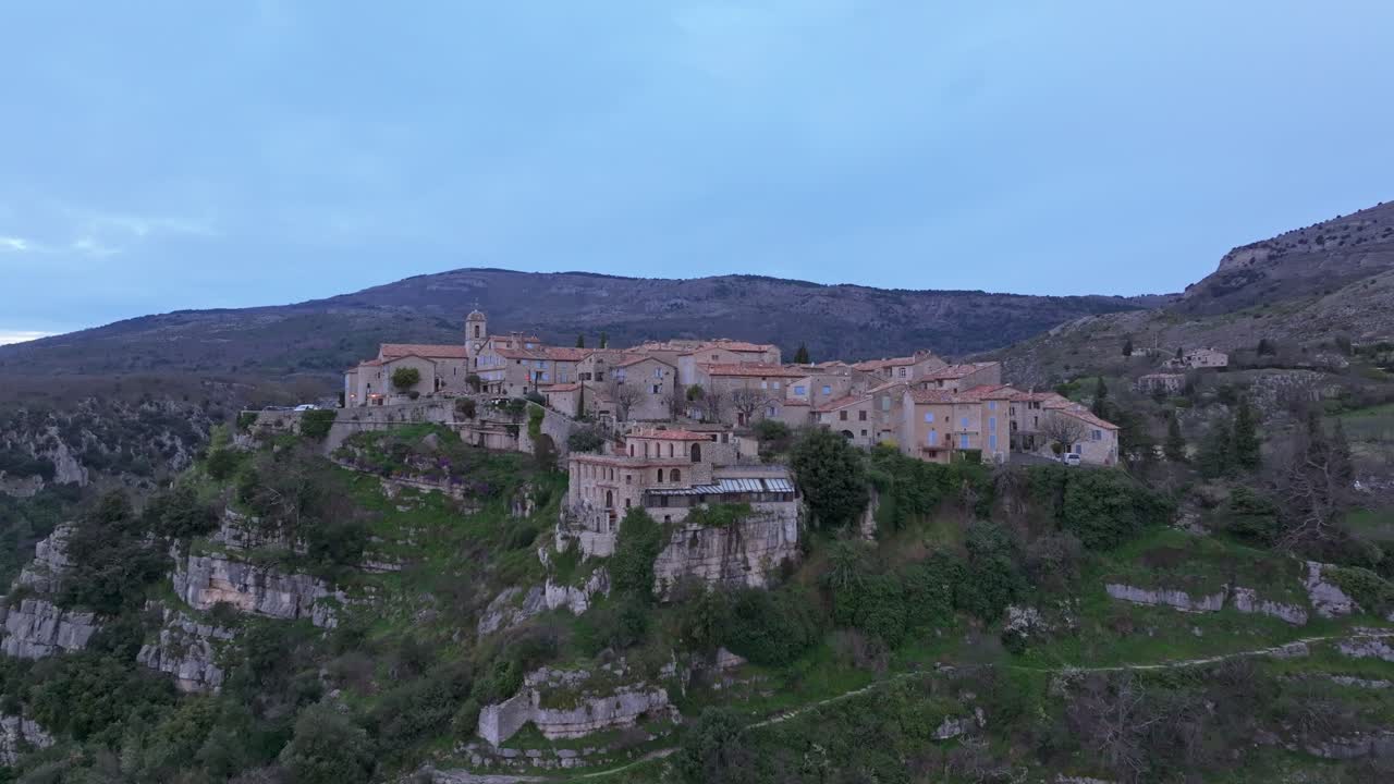 Vista aerea dell'alba su case in pietra e sullo Chateau de Gourdon, Francia.