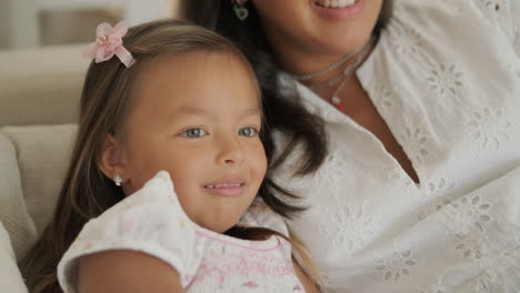 madre e hija disfrutando del tiempo juntos