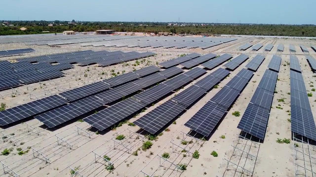 Vista aerea di una centrale fotovoltaica con file di pannelli solari in costruzione a Jambur, Gambia.