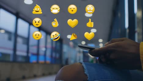 Frau-Benutzt-Ein-Mobiltelefon-Und-Verschiedene-Emojis