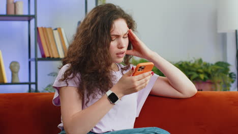 mujer independiente cansada que usa un teléfono inteligente que sufre de dolor de cabeza problema de tensión y migraña, estrés