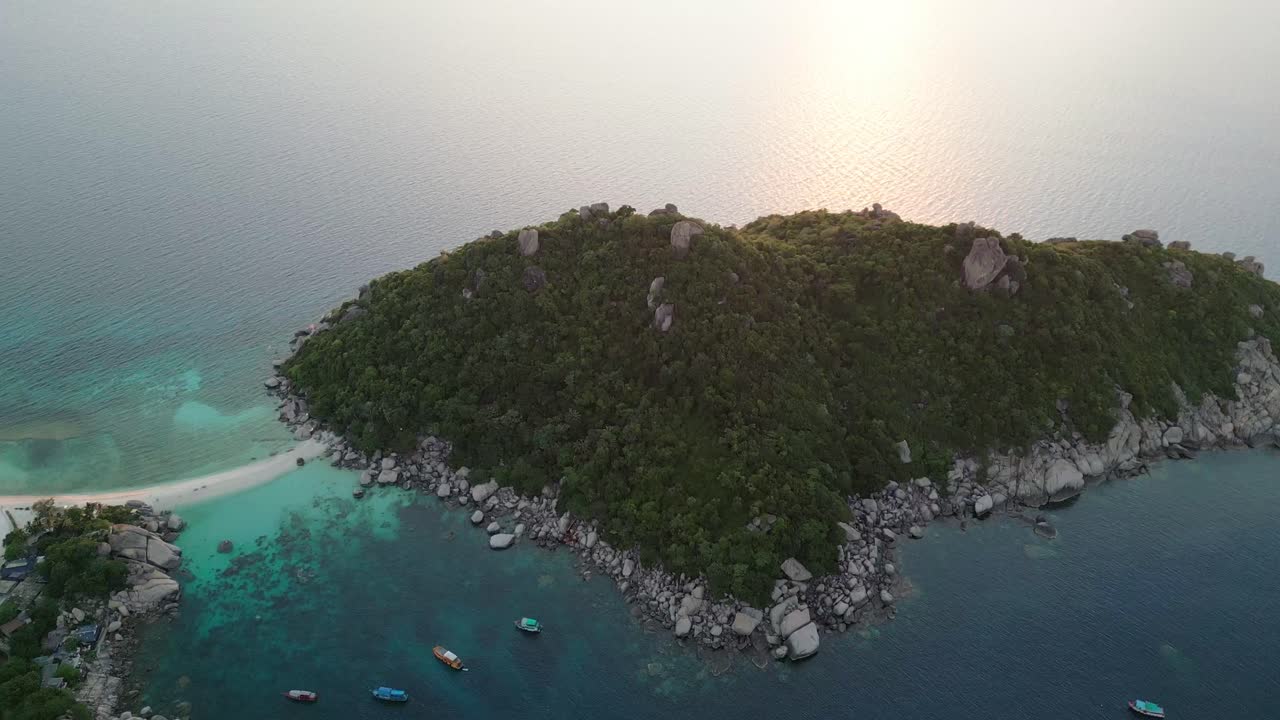 vista aérea de la pintoresca costa de koh tao y la isla de nang yuan, con exuberantes colinas verdes y aguas turquesas que se mezclan hermosamente