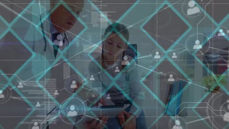 red de iconos de perfil sobre caucásico médico masculino senior con tableta digital hablando con una chica