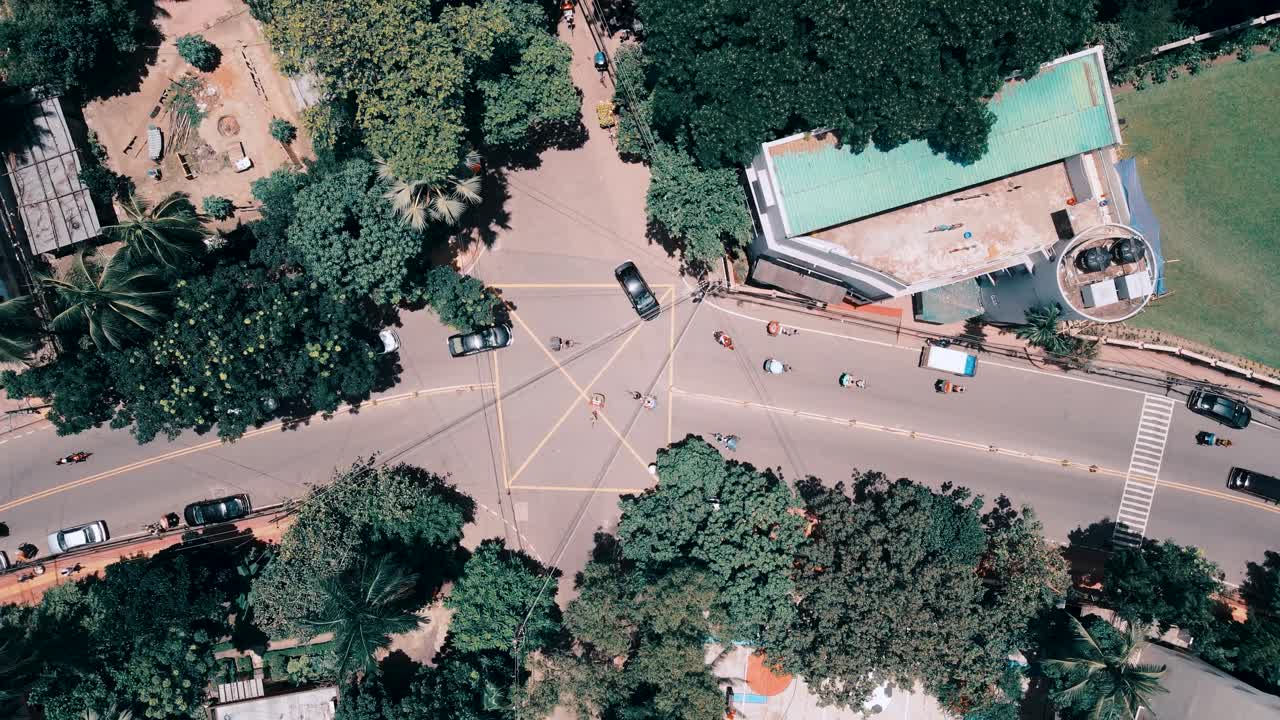 toma aérea de una carretera muy transitada por donde pasan vehículos en dhaka, bangladesh