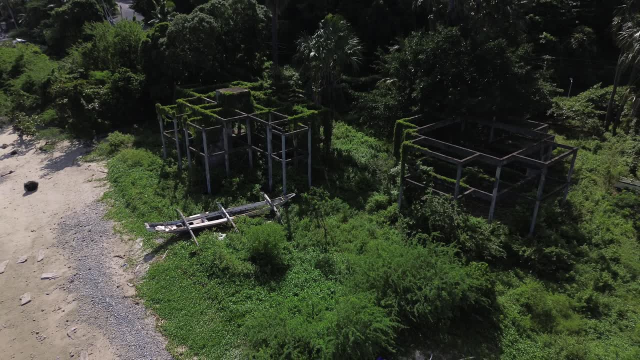 Luftoptagelse i høj kvalitet med drone af både i frodigt, grønt landskab ved Aninuan Beach i Puerto Galera, Filippinerne, med krystalklart vand, sandstrand, tæt, grøn skov og bjergkulisse