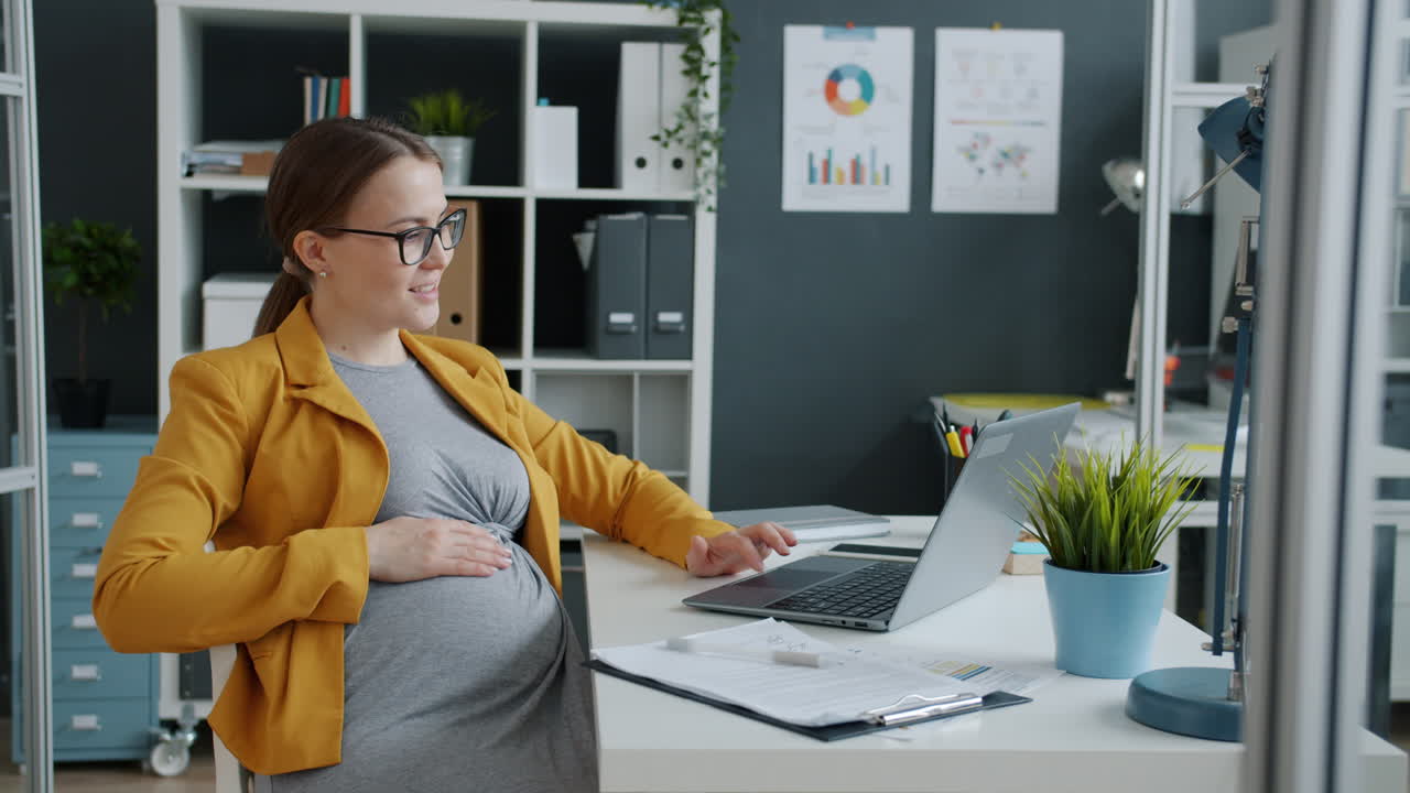 Pregnant businesswoman working in the office