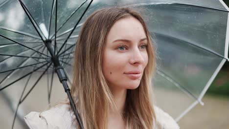 Hermosa-Mujer-Sosteniendo-Un-Paraguas-Transparente-En-Un-Día-De-Lluvia