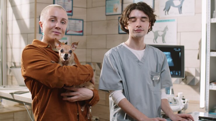 Ritratto di veterinario e donna con un cane in clinica