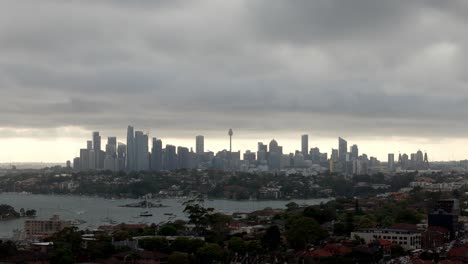 Blick-Auf-Die-Bewölkte-Skyline:-Eine-Majestätische-Städtische-Silhouette-Vor-Einem-Stimmungsvollen-Himmel