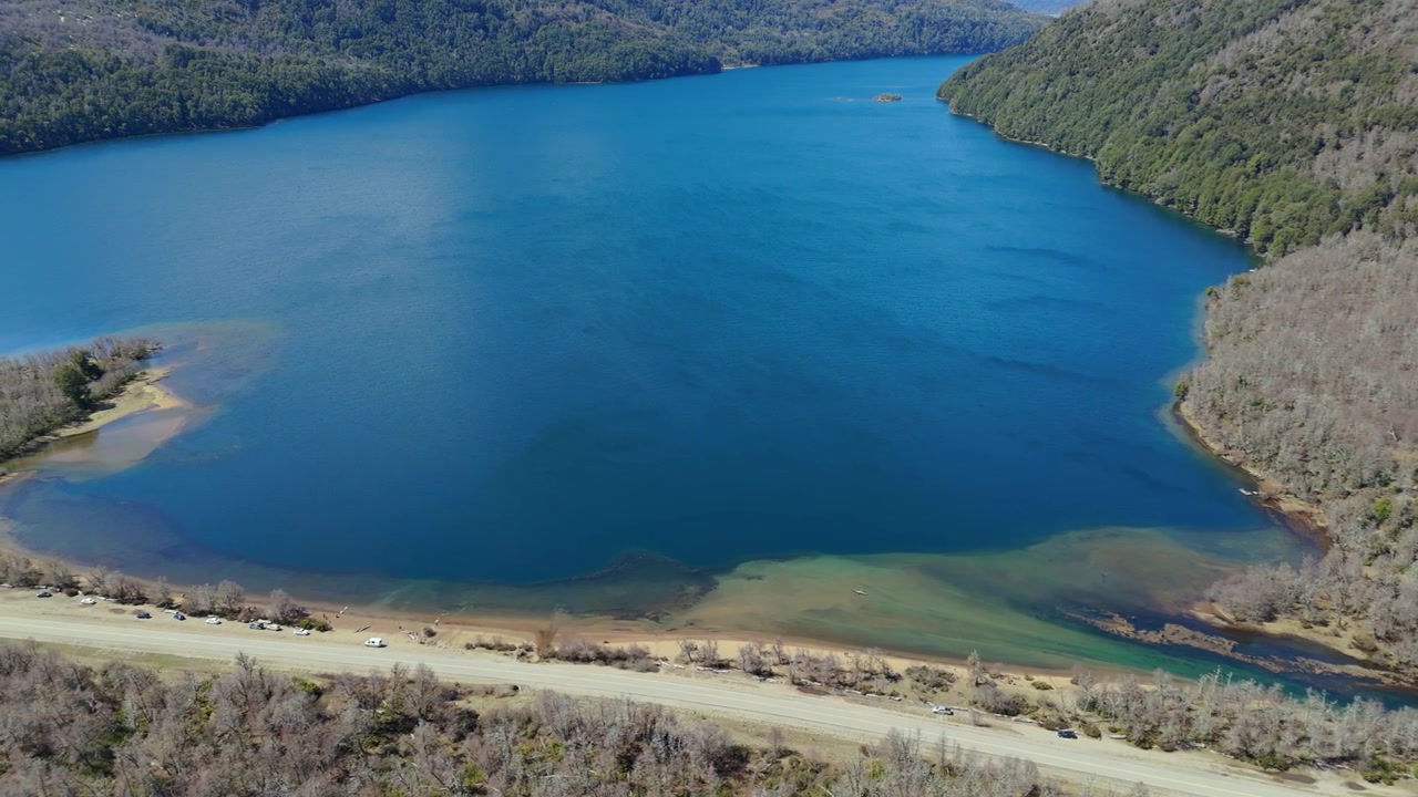 Majesteettinen ilmakuva Falkner-järvestä turkooseine vesineen. Neuquén, Patagonia, Argentiina.