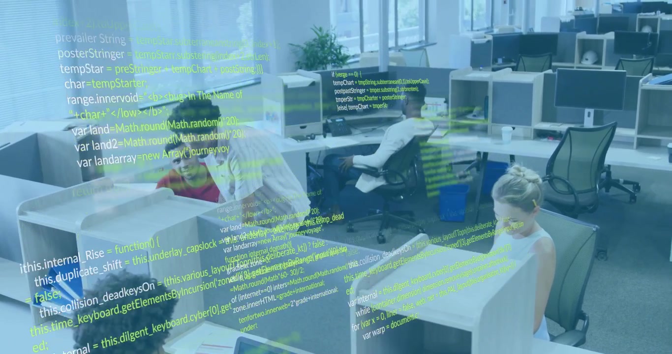 Midaldrende mand taster på tastatur ved et centralt skrivebord i et åbent teknologikontor, med flydende kode-overlay