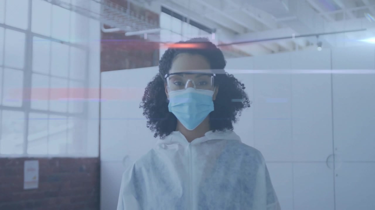 Donna che indossa una tuta protettiva e lavora in un laboratorio di ricerca clinica, mostrando grafici di dati animati.