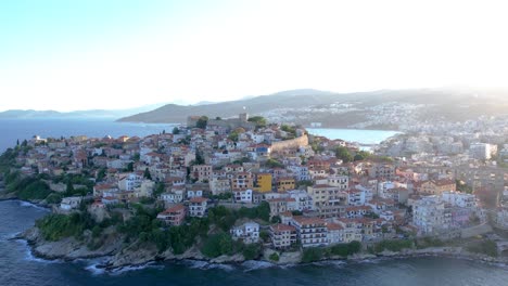 kavala grecia tiro de la grúa aérea, panagia ciudad vieja vista panorámica del golfo