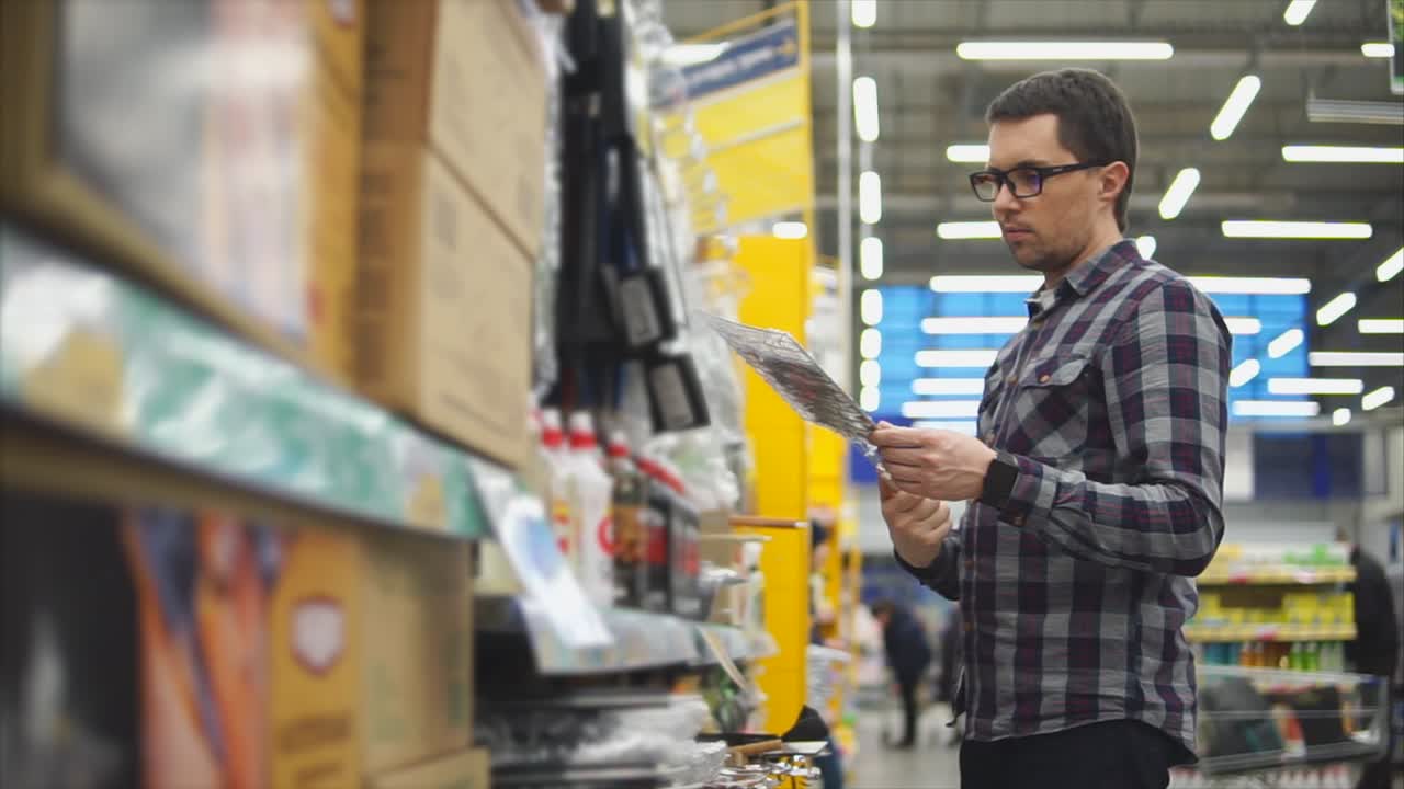 Homem a fazer compras no supermercado
