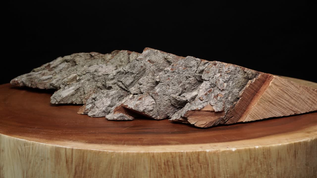 templo de tronco de círculo de madera de fondo desde el lado. se vio la sección transversal cortada árbol rotación de madera. enfoque selectivo.