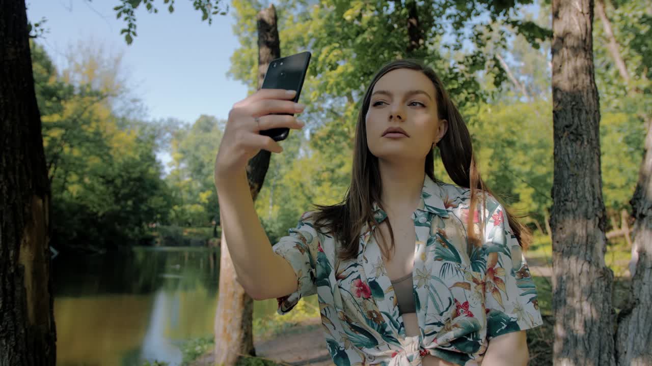 el tiro central de una joven hermosa que toma una selfie