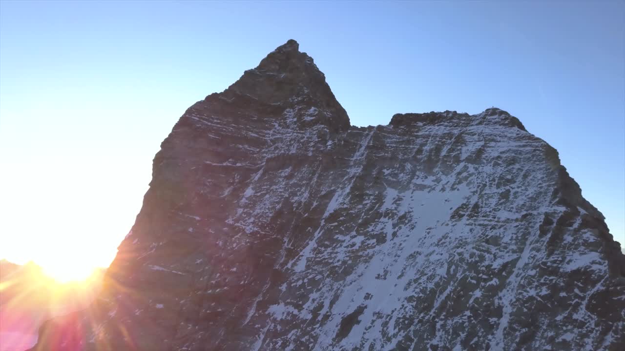 Veduta aerea ascendente da drone della cima del Cervino.