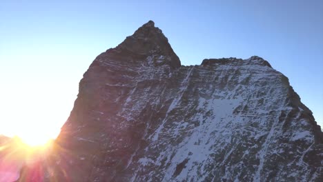 vista aérea ascendente desde un dron del pico matterhorn