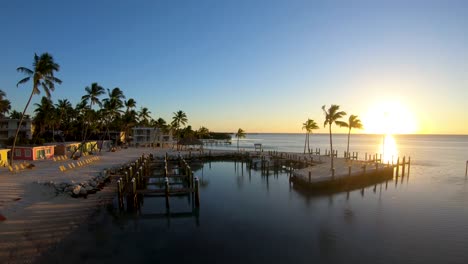 Imágenes-Aéreas-Sobre-Un-Marino-Mar-Adentro-Desde-Un-Resort-De-Islamorada