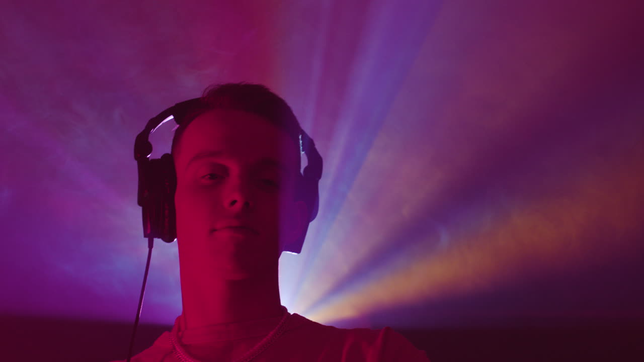 dj masculino en la discoteca