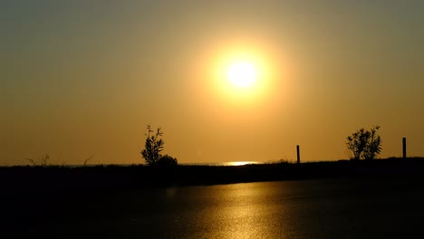 silueta de los coches al atardecer