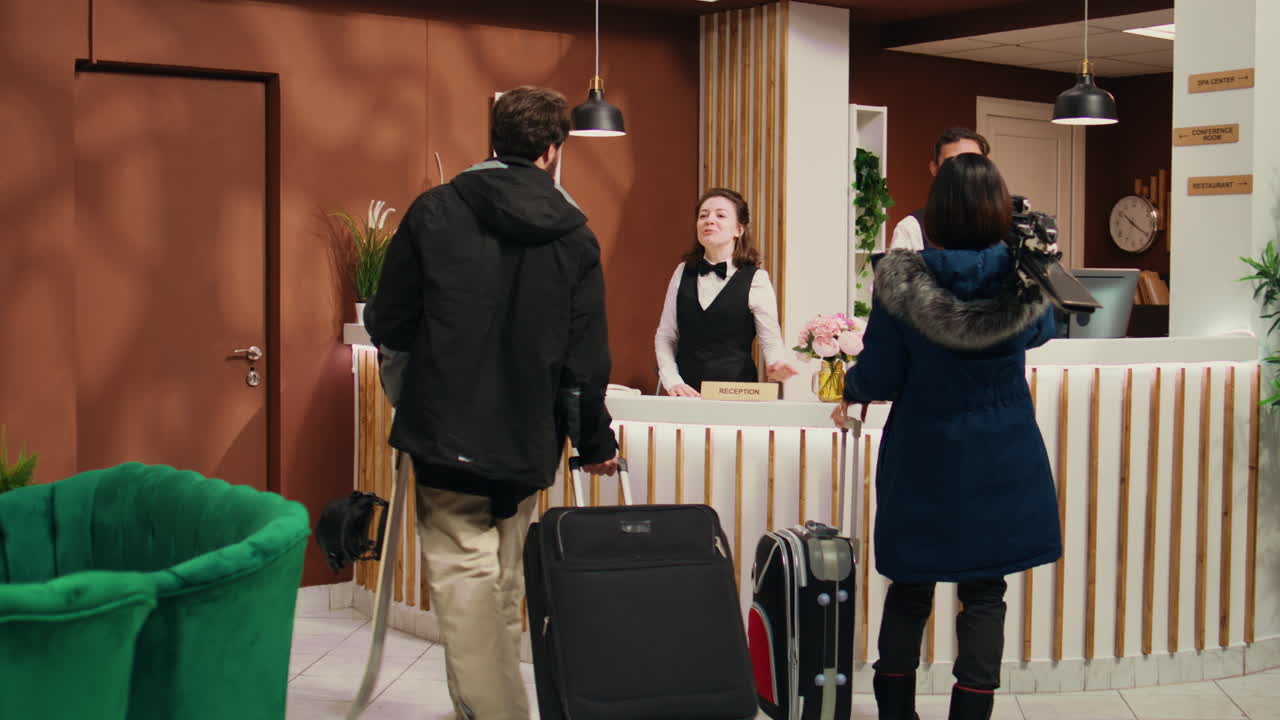 Personale dell'hotel che assiste una coppia presso il complesso