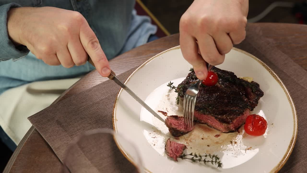 Muž jí steak v restauraci