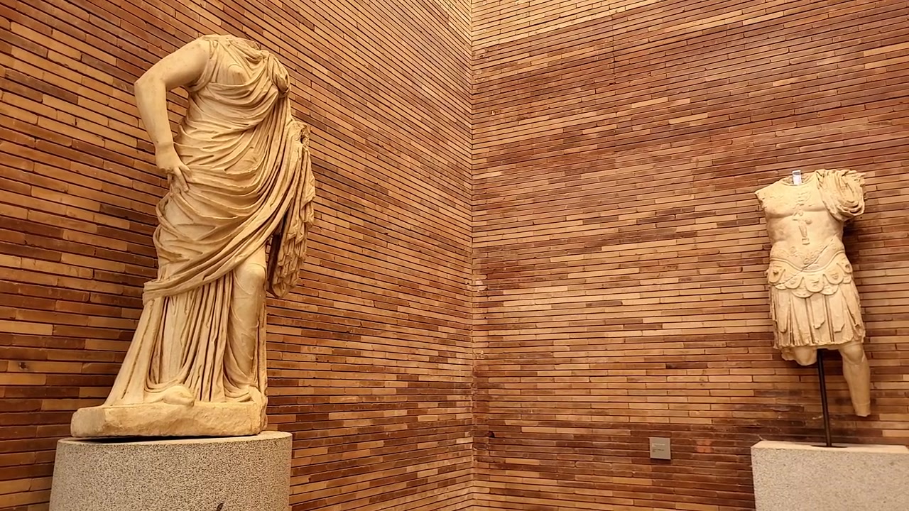 Museo Romano di Mérida. Spagna. Sculture romane e mitologia antica. Vista panoramica di statue romane scolpite nel marmo. Arte dell'Antico Impero Romano