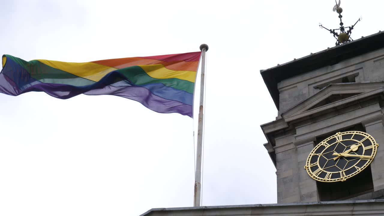 bandera del orgullo gay ondeando en el viento bandera del arco iris