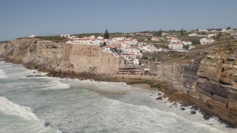 fuertes olas que se lavan en los acantilados