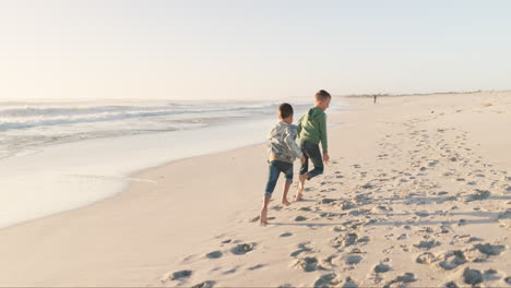 Verspielt,-Urlaub-Und-Jungen-Laufen