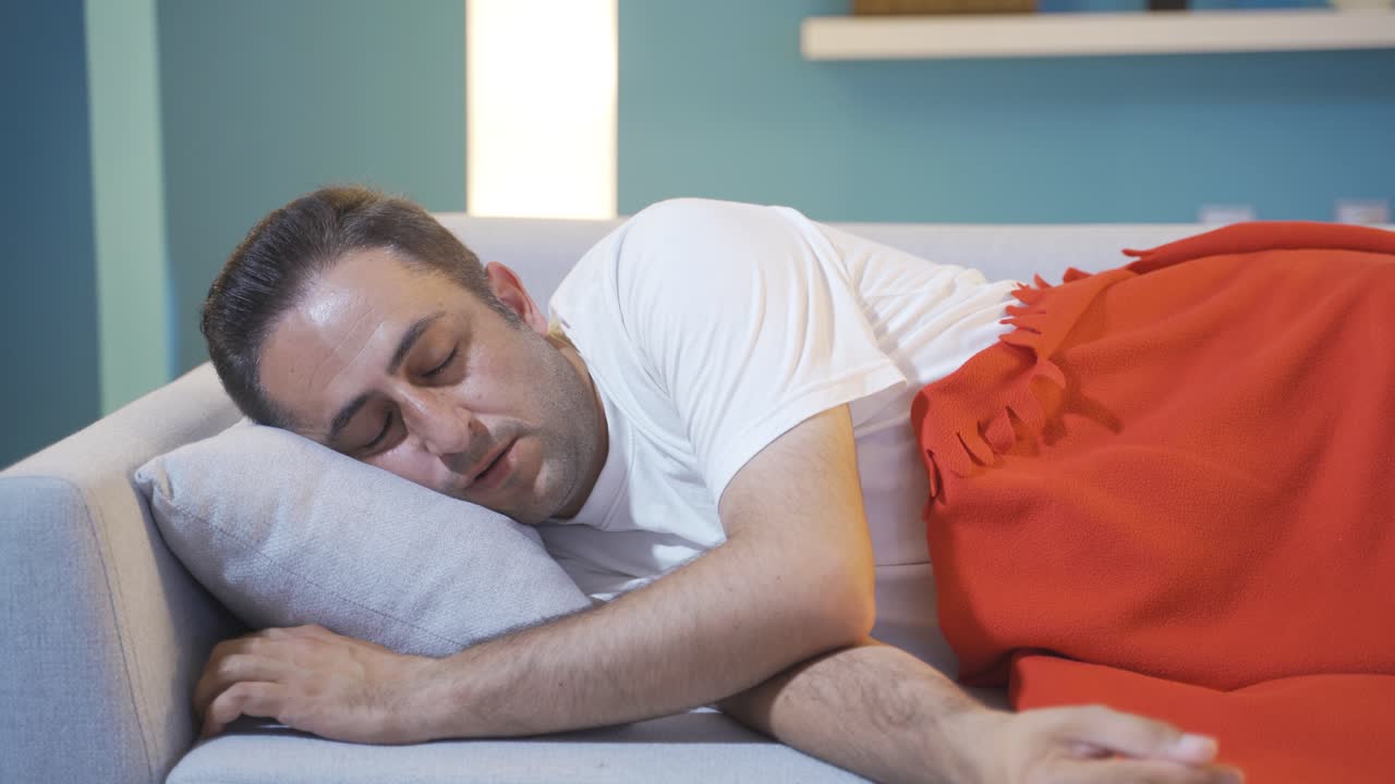 hombre roncando mientras duerme.