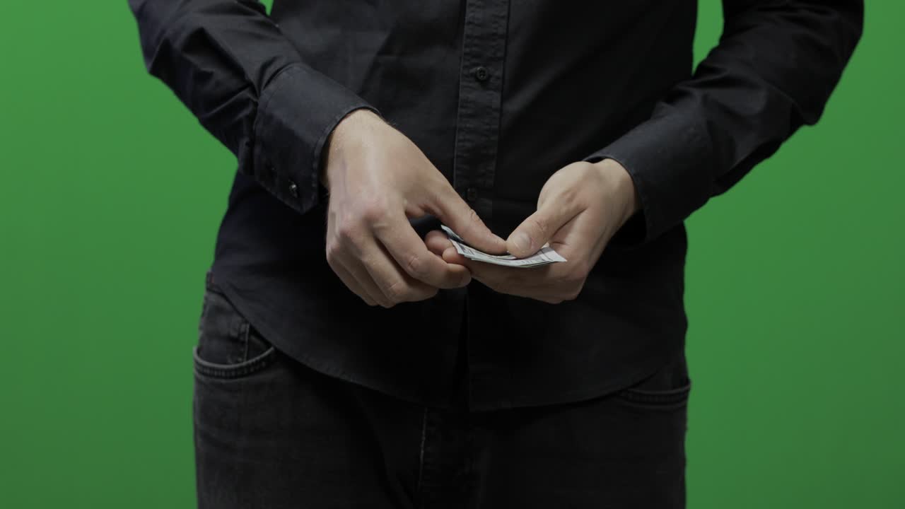 지불 개념: 남자가 현금, 달러 지폐를 준다.