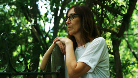 mujer madura de pie en el parque 4k
