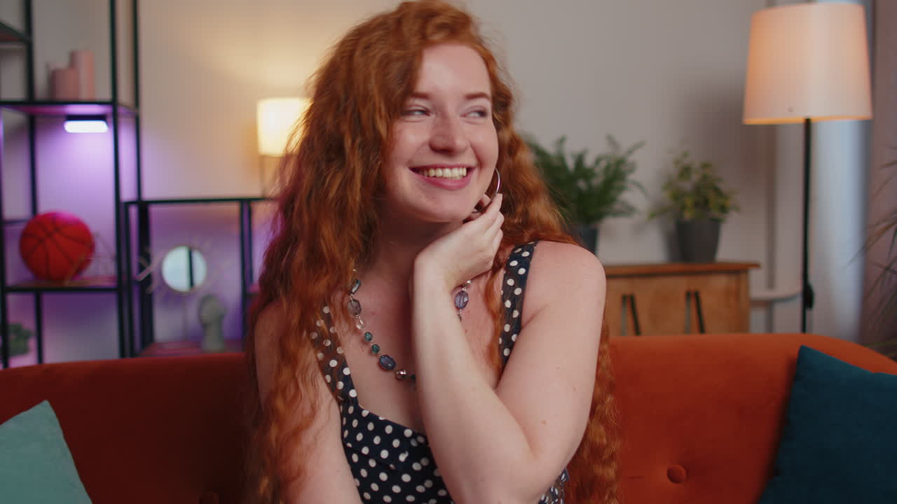 행복한 아름다운 십대 빨간 머리 얼룩털 여성의 클로즈업 집에서 카메라를 보고 미소 짓는