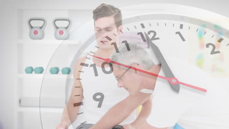 animación del reloj haciendo tic-tac sobre el fisioterapeuta caucásico con el paciente.